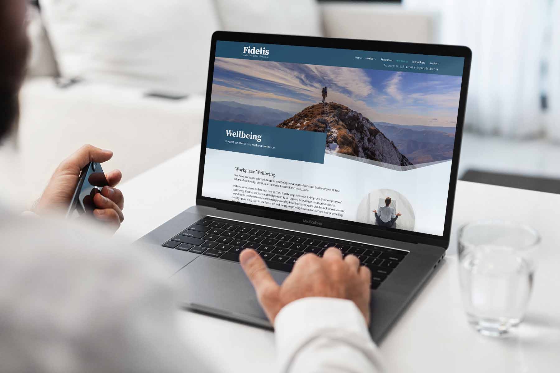 employee-benefits-tech Employee using Fidelis benefits website